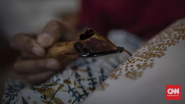 Sejumlah warga yang tergabung dalam Komunitas Batik Marunda melakukan proses pembuatan batik di Rumah Susun Marunda, Jakarta, Rabu, 1 Juli 2020. Sejak virus Covid-19 mewabah, komunitas ini mulai memproduksi masker bermotif batik Marunda dan mendistribusikannya untuk dijual kembali ke pasaran dengan harga seratus ribu rupiah per masker. CNN Indonesia/Bisma Septalisma
