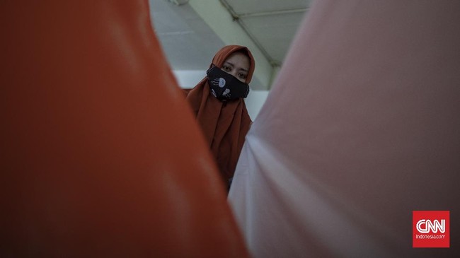Pemerintah mengimbau masyarakat agar tetap menggunakan masker di dalam rumah. Namun bentuk pengawasan itu dipertanyakan.
