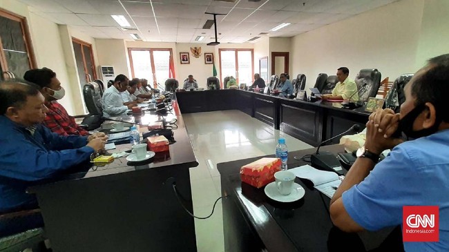 Komisi I DPRD Maluku menggelar rapat pembahasan sengketa lahan seluas 31.8 meter persegi perluasan asrama putri dan putra dan perumahan dokter RSUD Haulussy Ambon, Maluku senilai Rp49 miliar. Rabu, (01/7) (Foto : CNN Indonesia/Said)
