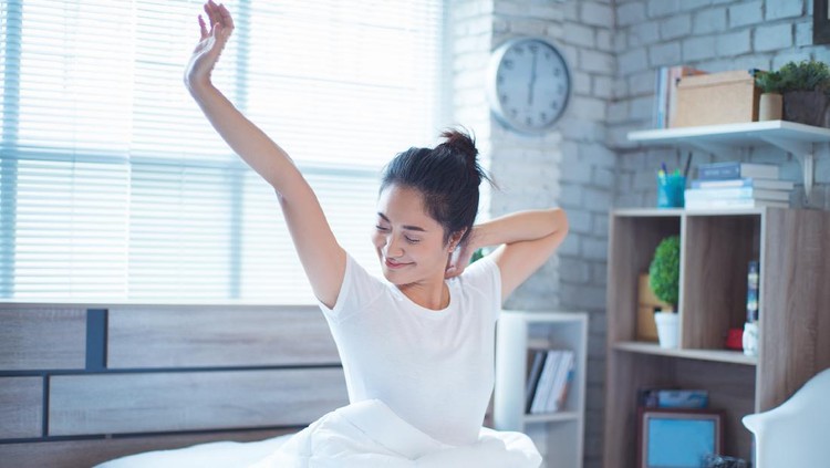 tips tidur nyenyak ibu hamil muda Asian women She is in bed and was waking up in the morning. She felt very refreshed.