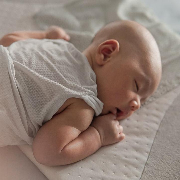 <p>Anak pertama Lindswell dan Hulaefi ini berjenis kelamin laki-laki. Namanya Achmad Zubayr. (Foto: Instagram @lindswell_k)</p>