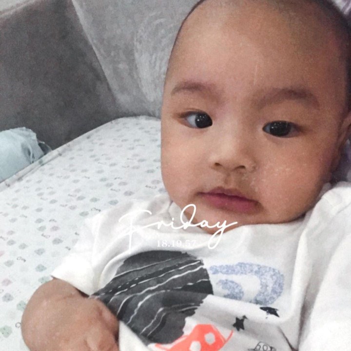 <p>Putra Lindswell Kwok ini selalu dicukur hingga botak, Bunda. Ini justru membuat Zubayr terlihat menggemaskan. (Foto: Instagram @lindswell_k)</p>