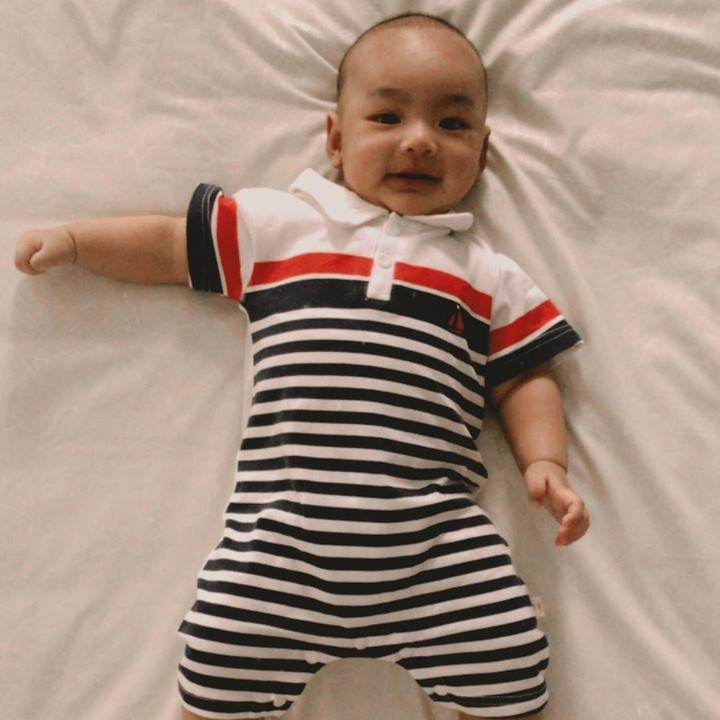 <p>Lindswell Kwok suka sekali mendandani anaknya ini. Lihat saja ketika umur 4 bulan, Achmad Zubayr sudah didandani dengan kaos berkerah dan sepatu. (Foto: Instagram @lindswell_k)</p>