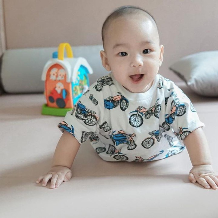 <p>Berusia 5 bulan, sekarang Zubayr sudah bisa tengkurap lho, Bunda. Semoga sehat selalu ya Lindswell dan keluarga. (Foto: Instagram @lindswell_k)</p>