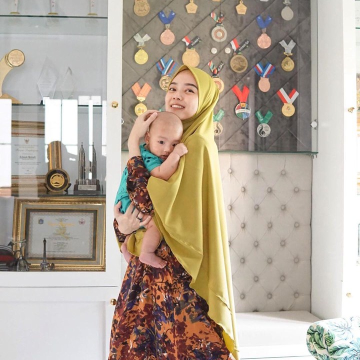 <p>Setelah menikah pada tahun 2018 lalu, pasangan atlet wushu Lindswell Kwok dan Hulaefi akhirnya dikaruniai anak pertama. (Foto: Instagram @lindswell_k)</p>
