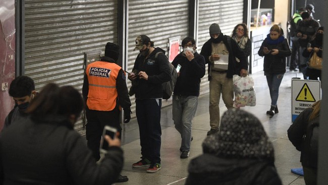 Kasus virus corona di Argentina tercatat melampaui 1 juta kasus, Senin (19/10).