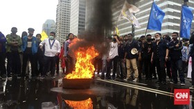 Demo Mahasiswa Tuntut Keringanan UKT, Jalan Sudirman Macet