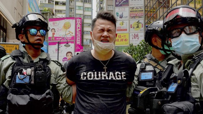 Tiga orang mantan anggota parlemen pro-demokrasi Hong Kong ditangkap polisi karena dianggap mengganggu pertemuan anggota legislatif bulan lalu.
