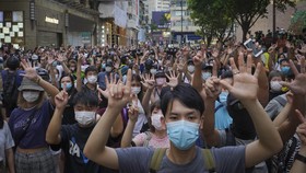 Polisi Seret dan Gantung Kaki Pedemo Anti-Lockdown di China