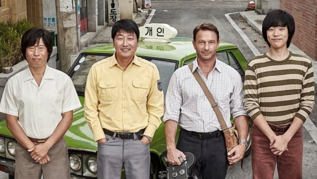 Sinopsis A Taxi Drive di K-Movie Trans7 malam ini mengisahkan perjalanan reporter asal Jerman dan sopir taksi di tengah situasi panas Gwangju.