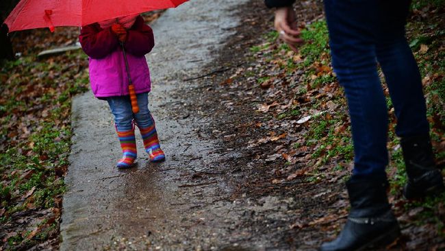 The Inner Strength of a Mother in Sukabumi Helps Find Her Child Kidnapped by Scavengers