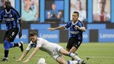 Inter Milan vs Brescia di Liga Italia Brescia's Alessandro Semprini, center, challenges for the ball with Inter Milan's Alexis Sanchez, right, as Inter Milan's Romelu Lukaku looks them during the Serie A soccer match between Inter Milan and Brescia at the San Siro Stadium, in Milan, Italy, Wednesday, July 1, 2020. (AP Photo/Luca Bruno)