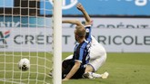 Inter Milan vs Brescia di Liga Italia Inter Milan's Christian Eriksen scores his side's fifth goal during the Serie A soccer match between Inter Milan and Brescia at the San Siro Stadium, in Milan, Italy, Wednesday, July 1, 2020. (AP Photo/Luca Bruno)