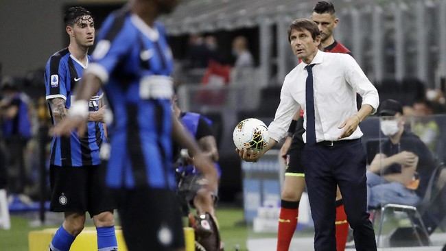 Pelatih Inter Milan, Antonio Conte mengacungkan jari tengah yang kabarnya dialamatkan kepada Presiden Juventus, Andrea Agnelli.