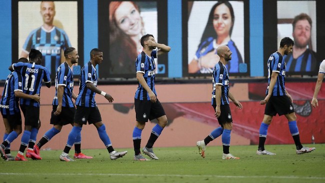 Inter Milan's Roberto Gagliardini, third from right, celebrates after scoring his side's fourth goal during the Serie A soccer match between Inter Milan and Brescia at the San Siro Stadium, in Milan, Italy, Wednesday, July 1, 2020. (AP Photo/Luca Bruno)