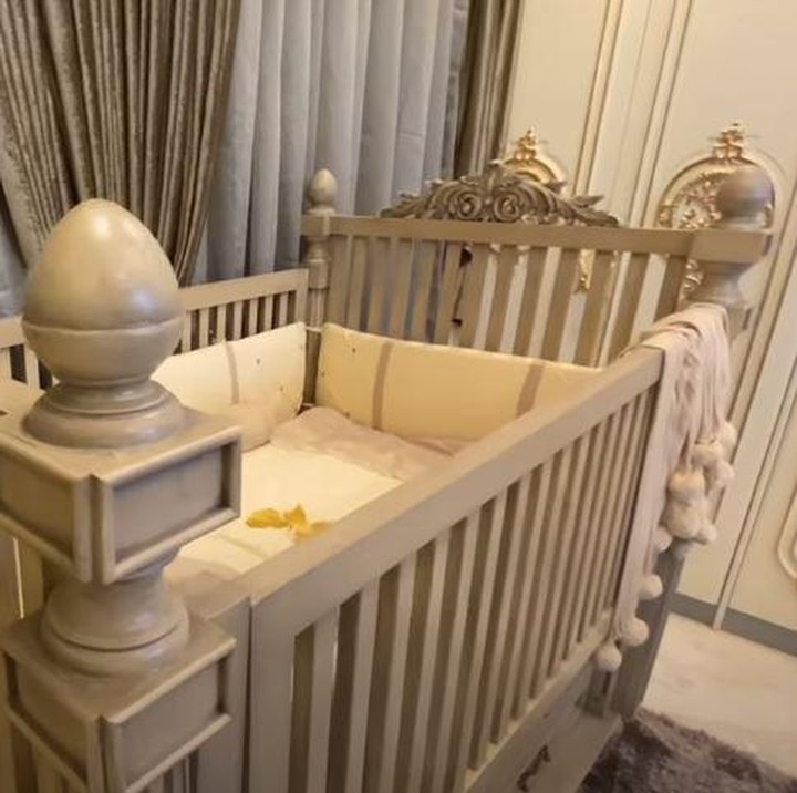 <p>Tasya memilih boks bayi yang bisa ia pesan desainnya. Ia memesan tempat tidur bayi yang kokoh dan mewah. (Foto: <em>YouTube Tasya Farasya</em>)</p>