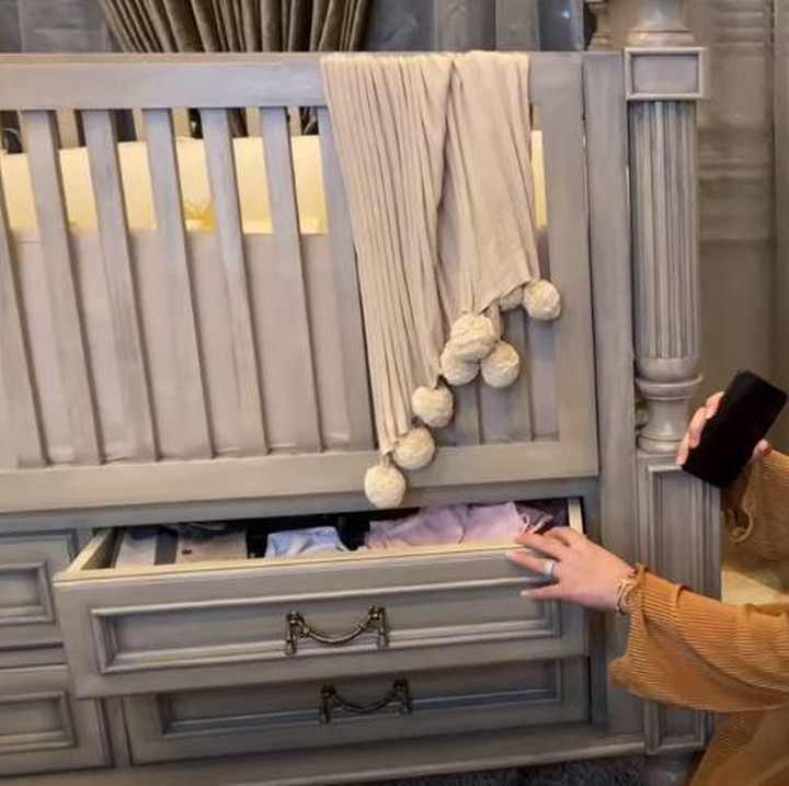 <p>Boks bayi milik Tasya Farasya ini juga memiliki tempat penyimpanan yang cukup banyak. Setelah si anak besar, boks bayi bisa difungsikan sebagai sofa santai lho. (Foto: <em>YouTube Tasya Farasya</em>)</p>