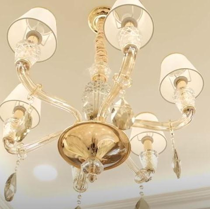 <p>Kamar bayi ini dilengkapi lampu gantung yang terang. Warna emas pada lampu ini menambah kesan mewah pada kamar bayi Tasya Farasya. Enggak salah ya kalau netizen menjulukinya bak kerajaan. (Foto: <em>YouTube Tasya Farasya</em>)</p>