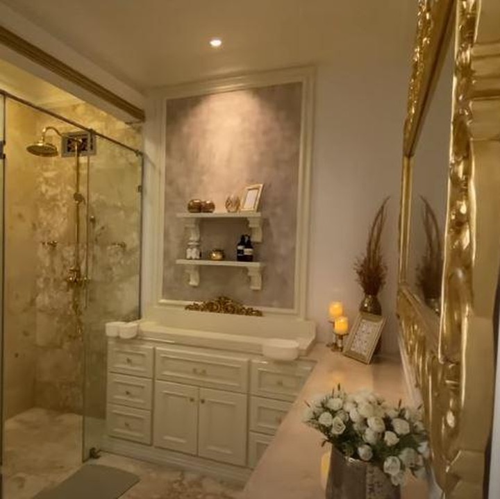 <p>Tidak hanya walking closet yang didekorasi ulang. Kamar mandi Tasya Farasya pun didesain kembali supaya bisa lebih berfungsi ketika ada bayi. (Foto: <em>YouTube Tasya Farasya</em>)</p>