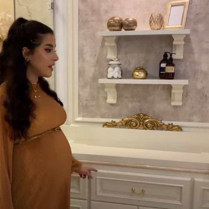 <p>Tasya Farasya menyediakan tempat khusus untuk memandikan bayi. Di bawahnya, ada laci-laci tempat menyimpan baju si kecil. Semoga si kecil nyaman di kamarnya yang indah ya. (Foto: <em>YouTube Tasya Farasya</em>)</p>