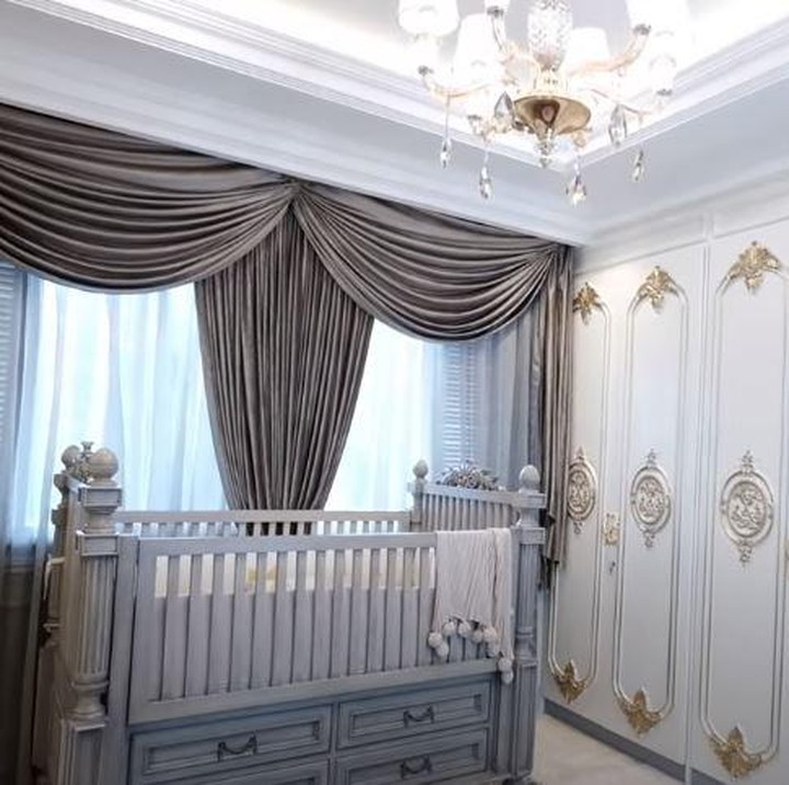 <p>Sebelum bayinya lahir, beauty vlogger Tasya Farasya sudah mempersiapkan kamar bayi lho, Bunda. Ia mendekorasi ulang walking closet-nya menjadi kamar bayi. (Foto: <em>YouTube Tasya Farasya</em>)</p>