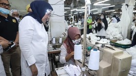 Tinjau Pabrik Pembuatan APD di Cakung, Menaker Kagum