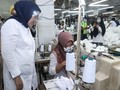 Tinjau Pabrik Pembuatan APD di Cakung, Menaker Kagum