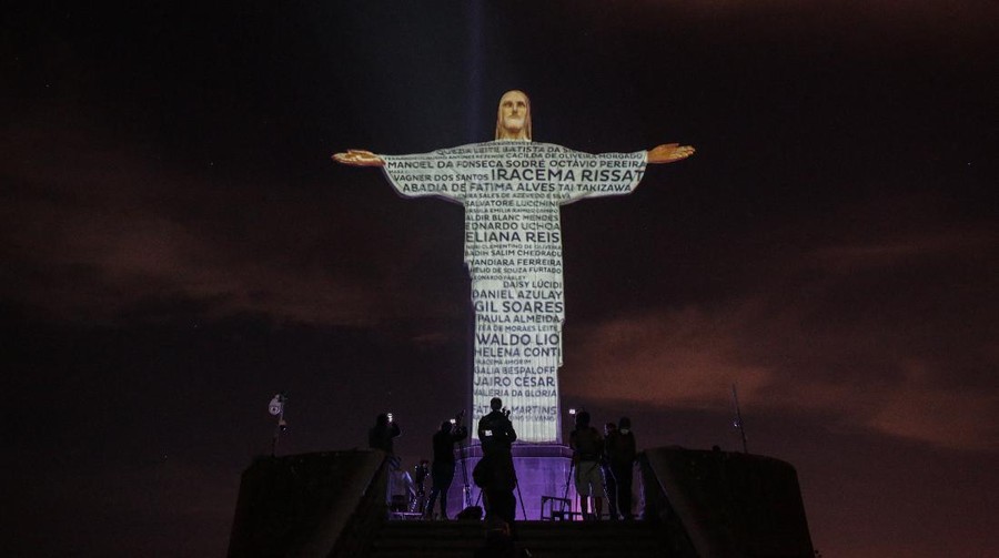 Pesan solidaritas kembali diproyeksikan pada patung Yesus di Rio. Hal itu dilakukan sebagai penghormatan kepada para korban pandemi COVID-19.