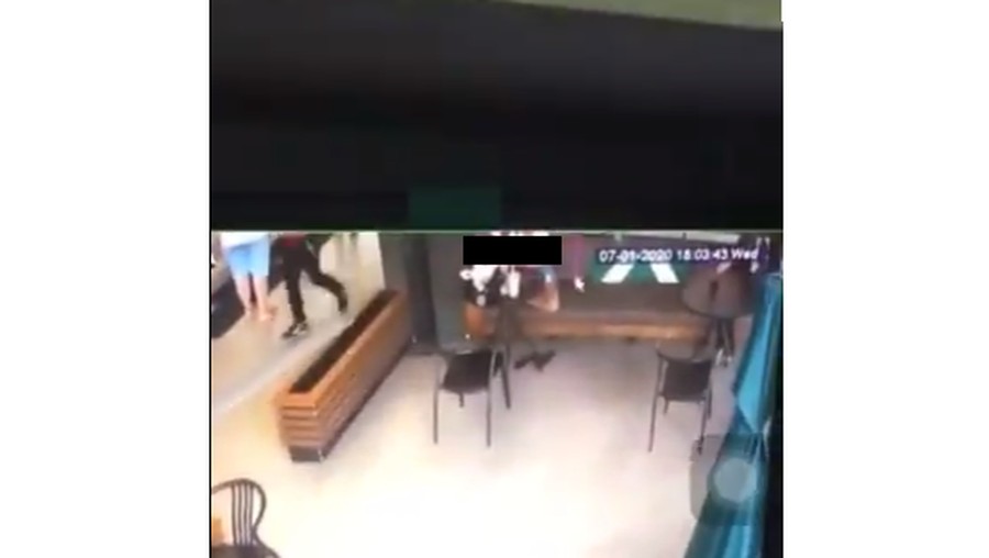 Pelecehan di kafe dengan mengintip CCTV Pelecehan di kafe dengan mengintip CCTV