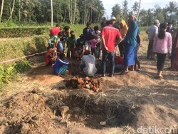 Susunan Batu Bata Ditemukan Berdasarkan Mimpi, Warga Jember Penasaran