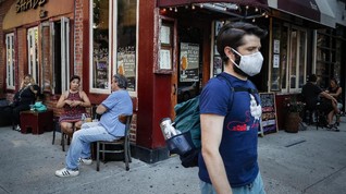 FOTO: Saat Trotoar Jadi Area Makan dan Kongko di New York