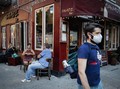 FOTO: Saat Trotoar Jadi Area Makan dan Kongko di New York