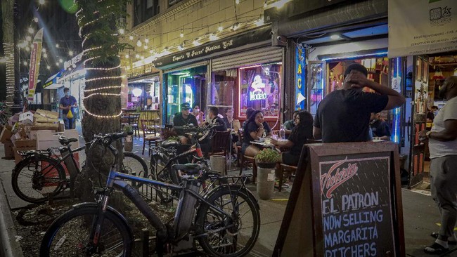 FOTO: Saat Trotoar Jadi Area Makan dan Kongko di New York