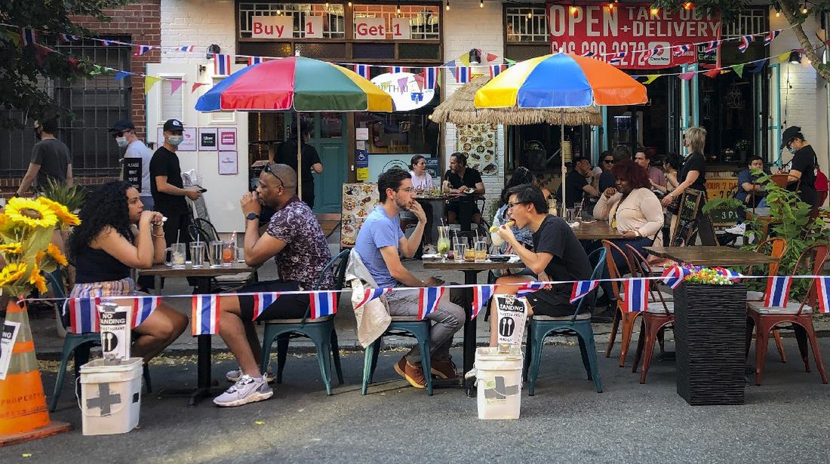 FOTO: Saat Trotoar Jadi Area Makan dan Kongko di New York