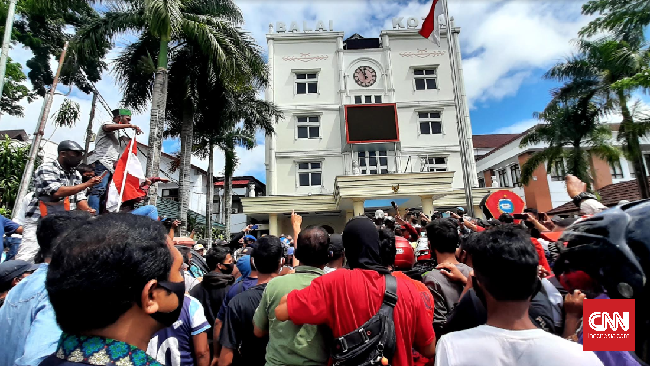Unjuk rasa di Ambon tak jaga jarak mencegah penularan virus corona (Covid-19), Kamis (2/7) ( Foto : CNN Indonesia Said)