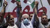 Warga Palestina Tolak Israel Mencaplok Tepi Barat Palestinian Hamas leader in the Gaza Strip, Yahya Sinwar, center, attends a demonstration against Israeli plans for the annexation of parts of the West Bank, in Gaza City, Wednesday, July 1, 2020. (AP Photo/Khalil Hamra)