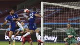West Ham United vs Chelsea Chelsea's Olivier Giroud, left heads the ball towards goal during the English Premier League soccer match between West Ham United and Chelsea at the London Stadium in London, Wednesday, July, 1, 2020. (Adam Davy/Pool via AP)