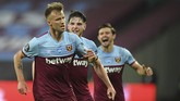 West Ham United vs Chelsea West Ham's Andriy Yarmolenko, left, celebrates with teammate after scoring his sides third goal during the English Premier League soccer match between West Ham United and Chelsea at the London Stadium stadium in London, Wednesday July 1, 2020. West Ham won the game 3-2. (Michael Regan/Pool via AP)