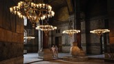 Wisata Hagia Sophia di Istanbul People visit the Byzantine-era Hagia Sophia, one of Istanbul's main tourist attractions in the historic Sultanahmet district of Istanbul, Thursday, June 25, 2020 photo. The 6th-century building is now at the center of a heated debate between conservative groups who want it to be reconverted into a mosque and those who believe the World Heritage site should remain a museum. (AP Photo/Emrah Gurel)