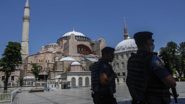 Presiden Turki Recep Tayyip Erdogan mengundang Pemimpin Gereja Katolik Roma, Paus Fransiskus untuk mengunjungi Hagia Sophia jelang alih fungsi sebagai masjid.