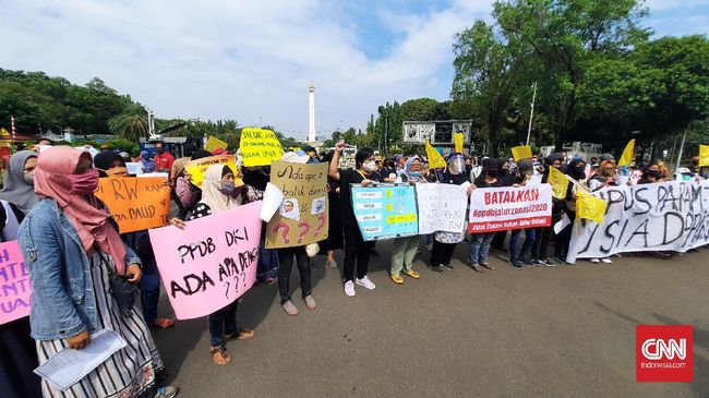 Aksi unjuk rasa ibu-ibu menolak PPDB di Depan Istana, Jumat (3/7).