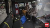 Angkutan Umum Terapkan Protokol Kesehatan Penumpang angkutan Jak Lingko di Terminal Kampung Rambutan, Jakarta, Jumat, 3 Juli 2020. Mikrotrans Jak Lingko kembali beroperasi sejak 1 Juli 2020 dengan menerapkan protokol kesehatan guna mencegah penyebaran virus Covid-19. CNN Indonesia/Bisma Septalisma