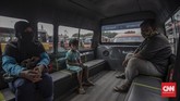 Angkutan Umum Terapkan Protokol Kesehatan Penumpang angkutan Jak Lingko di Terminal Kampung Rambutan, Jakarta, Jumat, 3 Juli 2020. Mikrotrans Jak Lingko kembali beroperasi sejak 1 Juli 2020 dengan menerapkan protokol kesehatan guna mencegah penyebaran virus Covid-19. CNN Indonesia/Bisma Septalisma