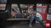 Angkutan Umum Terapkan Protokol Kesehatan Penumpang angkutan Jak Lingko di Terminal Kampung Rambutan, Jakarta, Jumat, 3 Juli 2020. Mikrotrans Jak Lingko kembali beroperasi sejak 1 Juli 2020 dengan menerapkan protokol kesehatan guna mencegah penyebaran virus Covid-19. CNN Indonesia/Bisma Septalisma