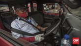 Angkutan Umum Terapkan Protokol Kesehatan Penumpang angkutan Jak Lingko di Terminal Kampung Rambutan, Jakarta, Jumat, 3 Juli 2020. Mikrotrans Jak Lingko kembali beroperasi sejak 1 Juli 2020 dengan menerapkan protokol kesehatan guna mencegah penyebaran virus Covid-19. CNN Indonesia/Bisma Septalisma
