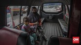 Angkutan Umum Terapkan Protokol Kesehatan Penumpang angkutan Jak Lingko di Terminal Kampung Rambutan, Jakarta, Jumat, 3 Juli 2020. Mikrotrans Jak Lingko kembali beroperasi sejak 1 Juli 2020 dengan menerapkan protokol kesehatan guna mencegah penyebaran virus Covid-19. CNN Indonesia/Bisma Septalisma
