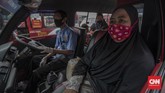 Angkutan Umum Terapkan Protokol Kesehatan Penumpang angkutan Jak Lingko di Terminal Kampung Rambutan, Jakarta, Jumat, 3 Juli 2020. Mikrotrans Jak Lingko kembali beroperasi sejak 1 Juli 2020 dengan menerapkan protokol kesehatan guna mencegah penyebaran virus Covid-19. CNN Indonesia/Bisma Septalisma
