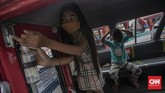 Angkutan Umum Terapkan Protokol Kesehatan Penumpang angkutan Jak Lingko di Terminal Kampung Rambutan, Jakarta, Jumat, 3 Juli 2020. Mikrotrans Jak Lingko kembali beroperasi sejak 1 Juli 2020 dengan menerapkan protokol kesehatan guna mencegah penyebaran virus Covid-19. CNN Indonesia/Bisma Septalisma