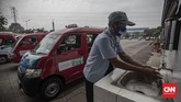 Angkutan Umum Terapkan Protokol Kesehatan Supir angkutan Jak Lingko di Terminal Kampung Rambutan, Jakarta, Jumat, 3 Juli 2020. Mikrotrans Jak Lingko kembali beroperasi sejak 1 Juli 2020 dengan menerapkan protokol kesehatan guna mencegah penyebaran virus Covid-19. CNN Indonesia/Bisma Septalisma