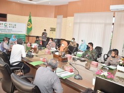 Bansos Beras Tidak Sesuai Standar, Bupati Bogor: Ini Mengecewakan